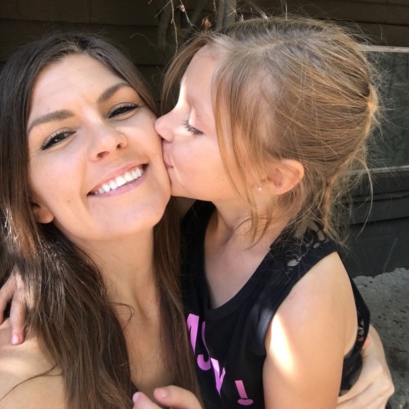 Meet your Posher, Laura - Picture 1 of 1